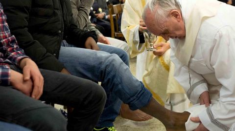 El Papa lav� los pies a doce j�venes, entre ellos dos mujeres, como hizo Jes�s con los ap�stoles. 