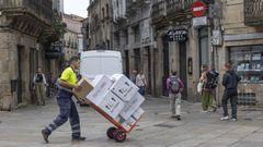 Reparto en el casco viejo de Santiago a toda prisa