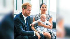 Los duques de Sussex, con su hija Lilibet en brazos.