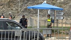 Puesto de control establecido en la salida de Castillejos hacia Ceuta este viernes.