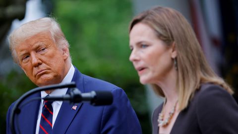 El presidente Donald Trump observando a la jueza Amy Coney Barrett el pasado 26 de septiembre