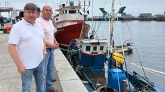 Jos� P�rez, patr�n mayor de Ribeira, y Fernando Abraldes, edil de Mar, en el muelle donde se reflot� el barco Mar�a Estefan�a