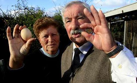 Carmen y C�ndido viven a medio camino entre A Coru�a, donde tienen un piso, y Zas, donde trabajaron toda la vida.