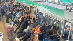 El trabajo en equipo salva una vida en el metro australiano