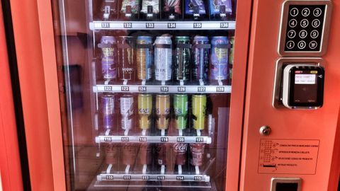 En esta expendedora de Ourense y en otras de distintos puntos de Galicia segu&iacute;an ayer a la venta las bebidas vetadas