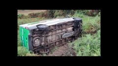 La furgoneta volc� tras salir de la calzada como consecuencia de la colisi�n