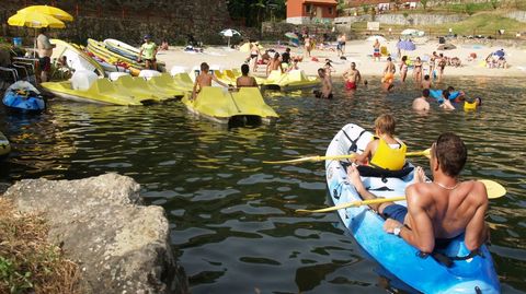 Baistas en la playa fluvial de A Cova, en O Saviao, Ribeira Sacra 