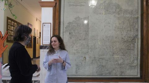 El mapa fue cedido por la Vicepresidencia de la Diputación (a la derecha, la diputada Iria Castro) al IES Lucus Augusti por diez años más.