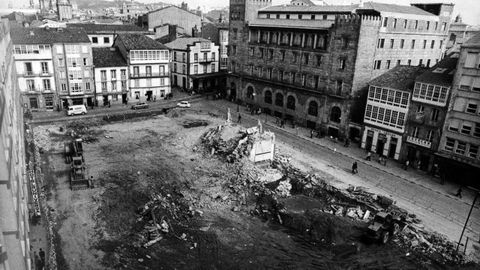 Los or�genes de la facultad se remontan al a�o 1815. Aquel a�o se fundaba el primer colegio de boticarios de la ciudad, que se ubicaba en el solar que hoy ocupa el Hotel Compostela en la plaza de Galicia