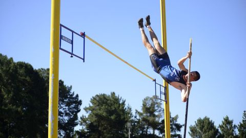 Un atleta en una campeonato celebrado en las pistas de Monterrei, en O Pereiro.