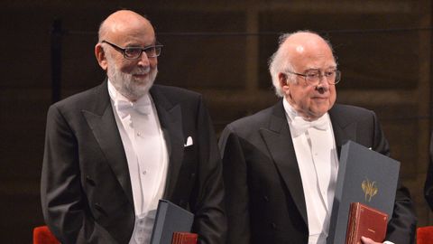 Englert, a la izquierda, y Higgs recibieron el Premio Nobel de F�sica en el 2013