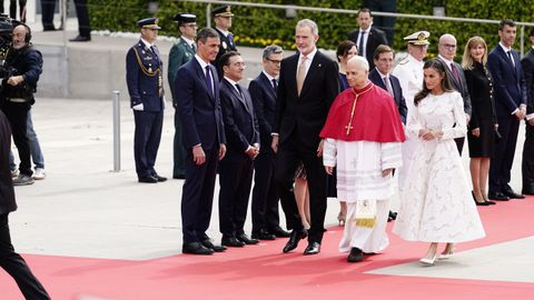Los Reyes Felipe y Letizia y el presidente del Gobierno, Pedro S�nchez, acompa�ados del ministro de Asuntos Exteriores, Uni�n Europea y Cooperaci�n, Jos� Manuel Albares, el ministro de la Presidencia, Justicia y Relaciones con las Cortes, F�lix Bola�os, la embajadora de Espa�a ante la Santa Sede, Isabel Cela�, la presidenta de la Comunidad de Madrid, Isabel D�az Ayuso y el alcalde de Madrid, Jos� Luis Mart�nez Almeida,reciben al Papa Le�n XIV
