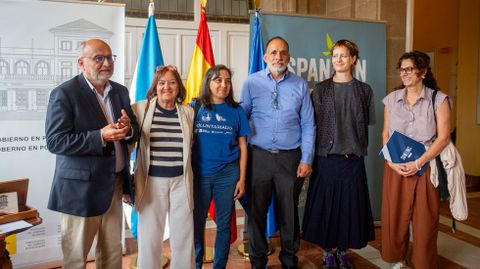 El subdelegado del Gobierno en Pontevedra, Abel Losada, con los miembros de tres oeneg�s de la ciudad.