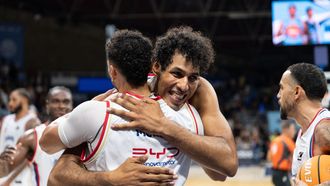 Felipe dos Anjos celebra la victoria del Andorra con su compa�eros Childress