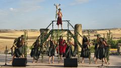 La compaa coruesa de teatro Noite Bohemia, durante la escenificacin de Bacantes en el teatro romano de Segbriga