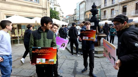 Alumnos del IES Valle Incl�n con carteles, junto a la fuente de Curros Enr�quez tapada con una tela negra simulando el petr�leo del Prestige