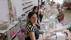 Natalia, junto al resto de su equipo, atendiendo a varias clientas en A Ponte