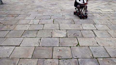 Vecinos y transentes se quejan del estado del enlosado en la calle de Agar y su entorno