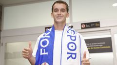Marc Casad� en su llegada a Alvedro, en A Coru�a, tras fichar por el D�por