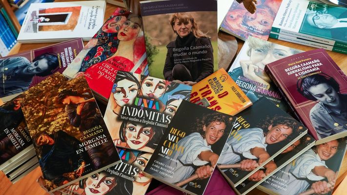 Libros escritos por Bego�a Caama�o ou centrados na figura da escritora e xornalista homenaxeada no D�a das Letras Galegas.
