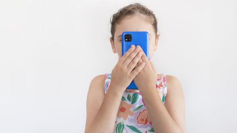 Una ni&ntilde;a hace uso de un tel&eacute;fono.