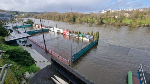 Imagen del Mi�o en Lugo desbordado en la zona del Club Fluvial