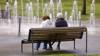 Dos jubilados en un parque de A Corua