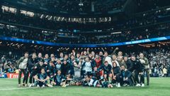 Foto de familia de los jugadores y cuerpo t�cnico del Celta tras vencer al Real Madrid en el Santiago Bernab�u.
