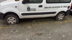 Una furgoneta de obras est� pendiente de reparaci�n.