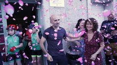 Xulio Conde,  que acompaaron os nenos do clube, s portas do Concello de Maceda
