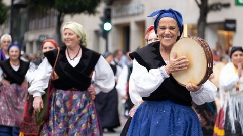 Las calles del centro de Oviedo acogen este jueves el tradicional desfile del día de América en Asturias, en su 72 edición