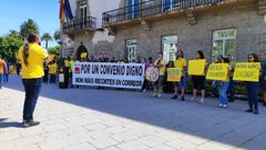 Trabajadores de Correos protestan frente a la Delegacin del Gobierno en A Corua.