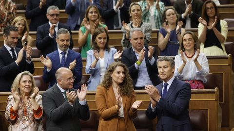 Feijoo recibe el aplauso de la bancada popular tras su intervención