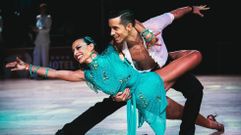 Manel y Beatriz forman una pareja ya consolidada y referente del baile gracias a su constancia, t�cnica y proyecci�n, habituales en citas internacionales (como en la foto). Gran parte de su preparaci�n la hacen en el BeOne de Teo y agraden tambi�n, de forma especial, el apoyo de su club (Al Comp�s, de Vigo) �por el papel que desempe�a en nuestro desarrollo deportivo y crecimiento en la competici�n�.