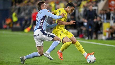 Mingueza y Mikautadze pugnan por una posesi�n en el partido de esta noche