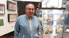 El hijo de la cedeiresa Antonia de Justa, en el museo, junto a las vitrinas de corales y conchas y los paneles de mariposas