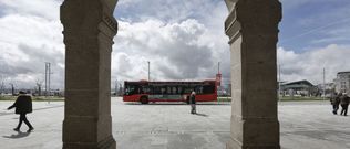 El tr�nsito de autobuses urbanos y de taxis es constante durante todo el d�a frente a las galer�as de la Marina. 
