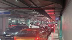 Los coches retenidos en Marineda City, este s�bado 2 de mayo