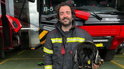 Guada, en su faceta laboral de bombero en Vigo.