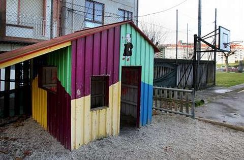 La caseta fue uno de los lugares del patio en los que se encontraron preservativos usados.