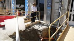 Las obras de reforma de la avenida de Portugal quedaron paralizadas justo a la altura del portal de Elda Dorado, que muestra la pasarela provisional por la que los vecinos deben acceder al portal, con el peligro y las dificultades que ello supone.