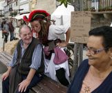 Los piratas hicieron part�cipes a los vecinos de su traves�a. 