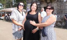 Mar�a Jos� Esperante, embarazada de ocho meses y medio, con Susana Pi�eiro y Marisa Castro. 
