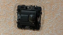 Los ladrones les quitaron los embellecedores a m�s de 60 dispositivos el�ctricos de varios edificios.