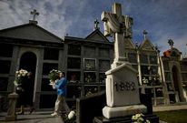 El cementerio parroquial de A Estrada est� saturado desde hace una d�cada.