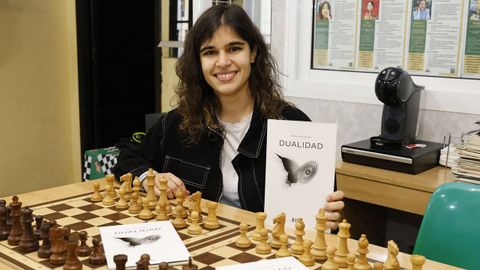La viguesa Sara Lim�ns, ajedrecista, con su primer poemario. 