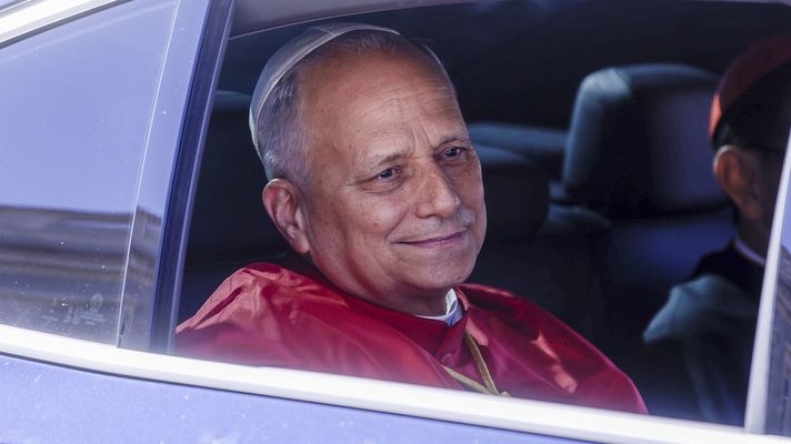 El papa, ayer, a su llegada a la misa y homenaje a la Virgen de la Almudena, en Madrid.
