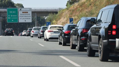 Atasco de tr�fico este martes en las carreteras que conducen a las playas de Sanxenxo y O Grove