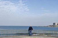 Un hombre mira al mar en la coraza del Orz�n