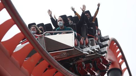 Varias personas en la atracci�n El abismo del Parque de Atracciones de Madrid